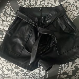 Faux leather short 🖤